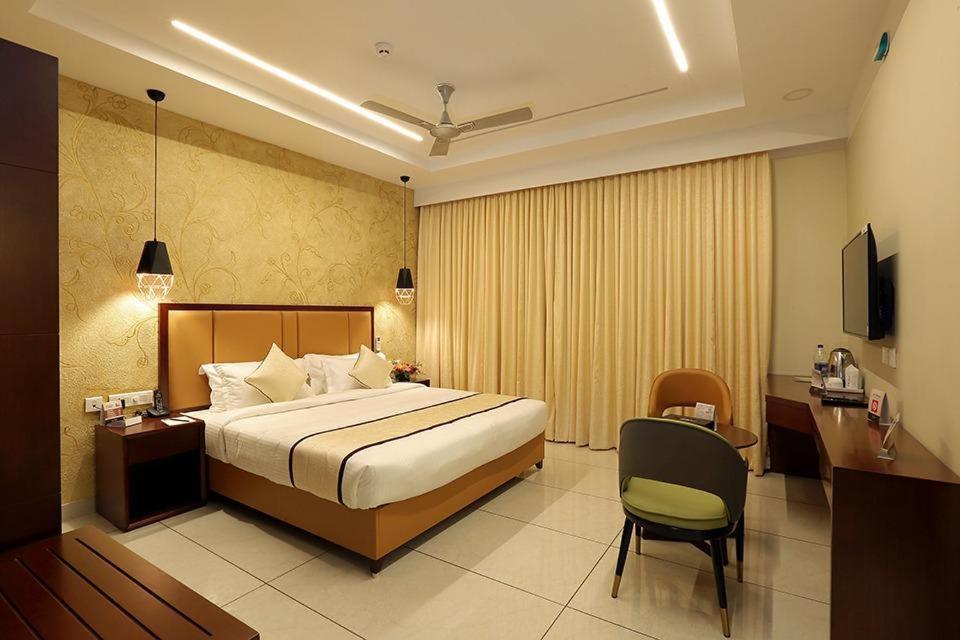 Hotel New York Square Коттаям Экстерьер фото